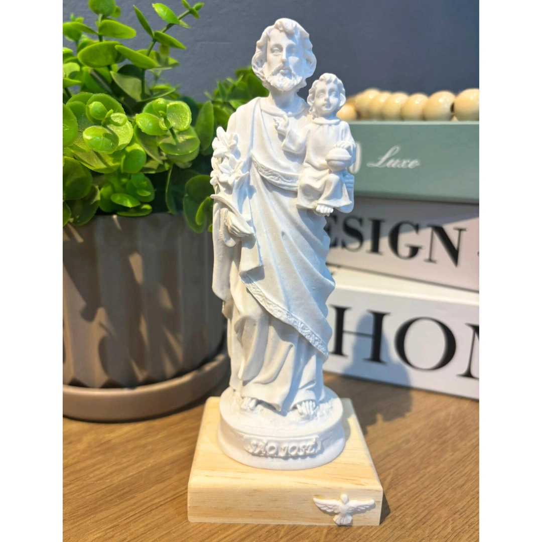 São José - Pó de Mármore - 18x7cm - Base de madeira natural com divino branco