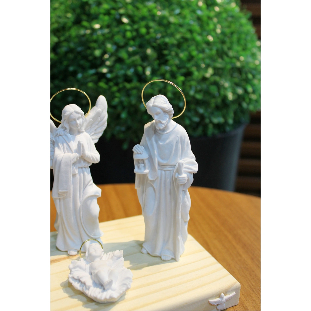 Presépio 4 Peças com anjo e base - Pó de Mármore - 12cm - com resplendor banhado a ouro e base de madeira natural - Imagem 2