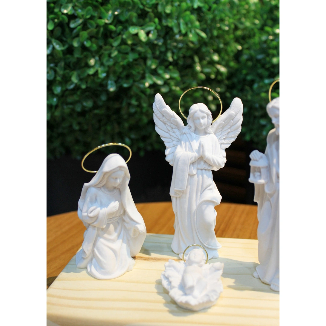 Presépio 4 Peças com anjo e base - Pó de Mármore - 12cm - com resplendor banhado a ouro e base de madeira natural - Imagem 3