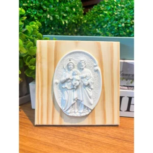 Quadro em madeira pinus com Medalha Sagrada Familia - Madeira Pinus - 14x14cm
